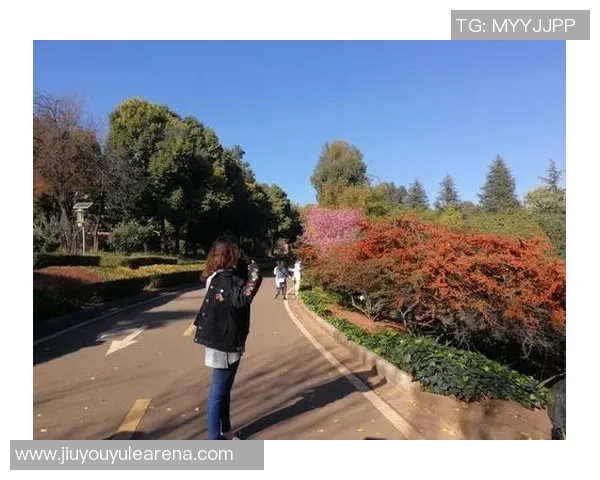 哈兰德分享休闲时光高尔夫球场上尽显运动魅力 哈兰德分享休闲时光高尔夫球场上尽显运动魅力