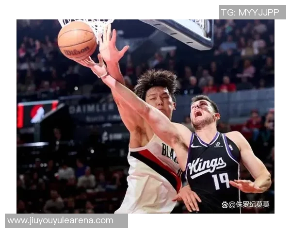 开拓者官方分享凯勒布乐福离开球馆时携篮球的温馨瞬间 开拓者官方分享凯勒布乐福离开球馆时携篮球的温馨瞬间